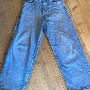 Weekday astro baggy jeans - Baggy jeans från weekday. Använda men fortfarande i väldigt bra skick. Pris kan diskuteras.