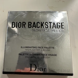 Dior glow palett - Dior backstage, highlighterpalett i färgen 001 universalt🩷superfin men får inte användning för längre då jag har flera, använd Max 5 ggr , lite trasig på den guldiga som man kan se då jag tappat den en gång men annars i bra skick💞💞