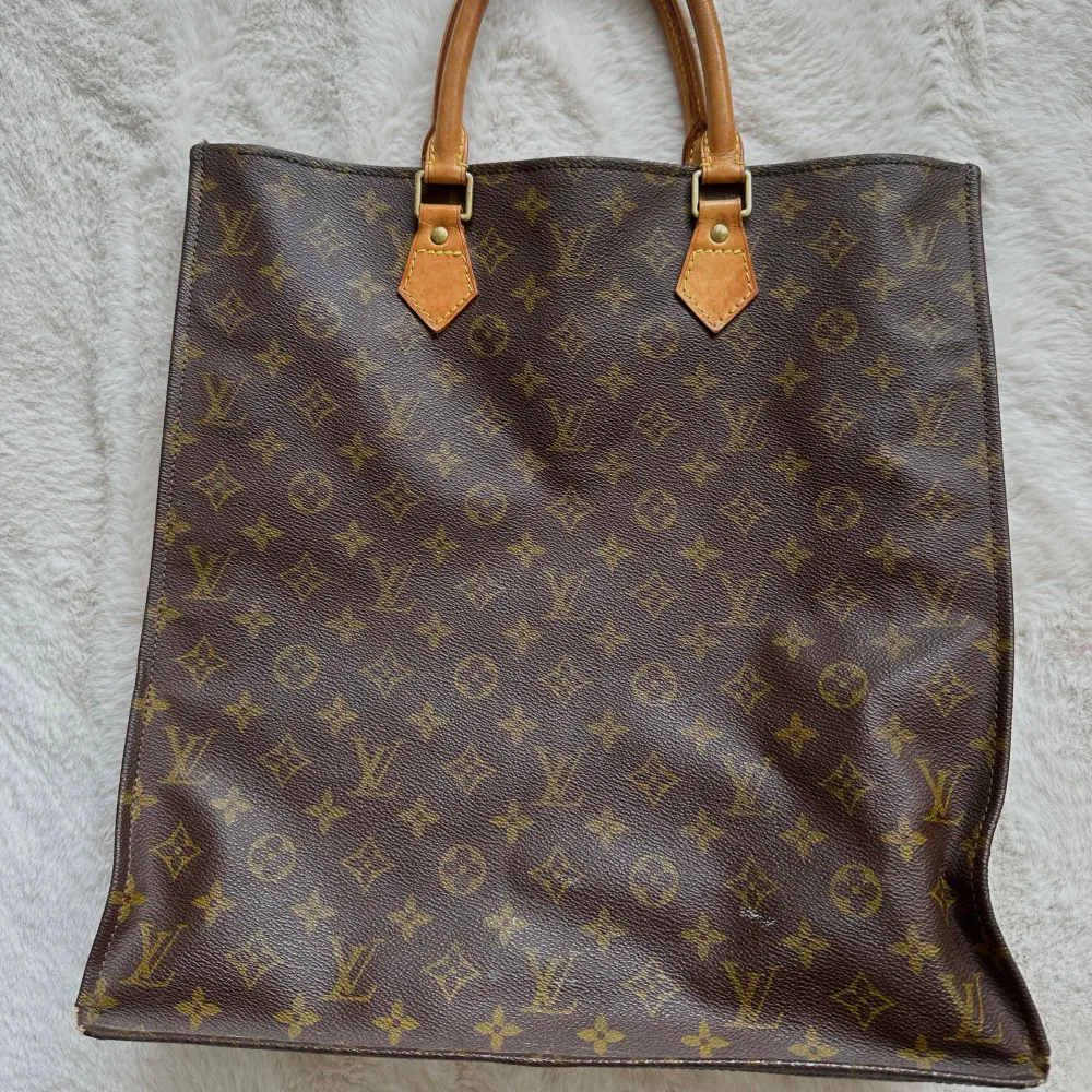 Säljer min Louis Vuitton väska, den är så sjukt rymlig så du får plats med det mesta i den! Köpte den på Sellpy så ska ha ”äkthetsbevis” lapp på den, sparsamt använd 🤎 skickar gärna fler bilder!. Väskor.