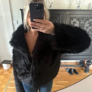 Pälsjacka  - Svart pälsjacka knappt använd 