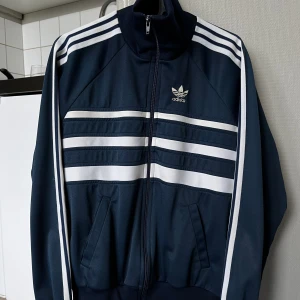 Adidas hoodie  - Säljer denna hoodie då den inte passa mig längre. Lägg ett bud! Priset kan diskuteras vid Snabb affär. För mera bilder och frågor DM mig