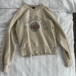 Beige tröja - Tröja från Gina, säljer då den inte kommer till användning. Som ny!