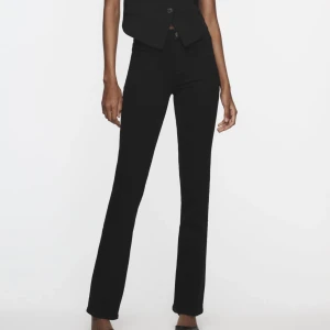 Bootcut jeans - Svarta bootcut jeans från zara med medelhög midja. Sällan använda och sälja pga av det.