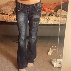 Jeans - Knappen sitter löst, så du måste sy på en om du ej använder bälte  Innerbenslängd- 83cm Midja-40cm