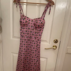 Klänning - Rosa/Lila klänning som är köpt på en butik i Grekland. Står ingen storlek men jag skulle säga S! Köpt för 500kr🤗Aldrig använd