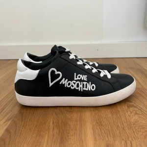 Moschino Skor - Super snygga Moschino skor jag knappt har använt, därav priset.💕 Köpte för ca 2500kr. Storlek 38. Priset kan dock diskuteras😇