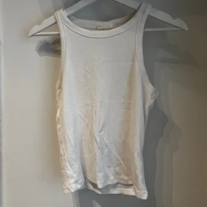 Vitt ribbat linne - Vitt ribbat linne från Gina Tricot