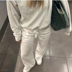 Alobah linnebyxor - Säljer mina trendiga lågmidjade Alobah linnebyxor i storlek xs! Tyvärr är dom för långa så passade inte mig. Inga defekter! Pris kan eventuellt diskuteras!