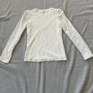 Lindex vit Långarmad spetströja - Bomull, långarmad spetströja, storlek 146/152 men är stor för den storleken.💞