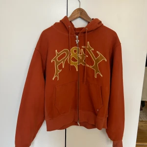 PUNKANDYO zip hoodie - Hoodien är lite använd, storleken är M Dessa är är svåra att få tag på i sverige