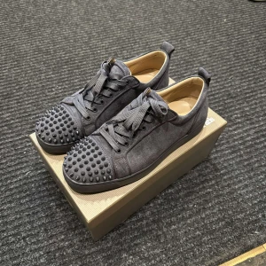 Louboutin skor - Säljer mina Louboutin skor, knappt använda, skorna är i bra skick, inga defekter på dem