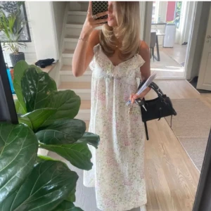 H&M klänning - Säljer nu en klänning från H&M köpt förra året. Superfin och har inga defekter, säljer endast för att jag inte passar i den. Storlek M, men jag har själv xs/s och passar ändå.