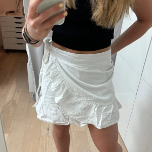 Linnekjol  - Vit linnekjol från Nelly strl 34 men går att göra större/mindre med knytningen! Perfekt till midsommar🩷