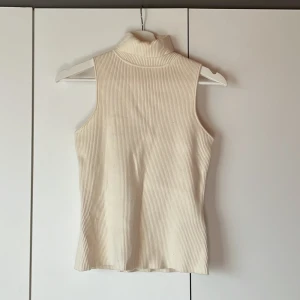 Polo - Creme rfad polo utan ärm från na-kd!