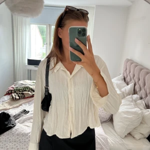 Beige skjorta - Skit snygg plisserad skjorta från hm. Köpt förra året. Aldrig använd. Bara hängt i garderoben. 🤍passar mellan S-L. 