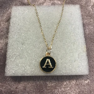 Bokstav Halsband  - Helt ny  Finns A-Z kvar  99kr/st , sammafrakt 