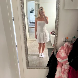 Vit klänning - Klänning från Ginatricot i storlek S 💕Har bara använts en gång, så ser precis ut som ny! Köpt för 500kr, säljer för 400kr