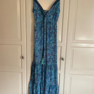 Mönstrad klänning  - Superfin mönstrad klänning som är köpt i Cypern. One size så passar xs-L skulle jag säga eftersom den formar sig efter kroppen. Sparsamt använd