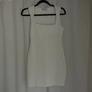 Säljer en jättefin klänning från zara i vit använd en gång