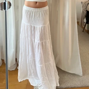 Vit långkjol - Säljer min vita långkjol 💕 Aldrig använt och inga täcken på användning 💗💗 Storlek S/M passar båda lika bra   💖💖