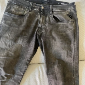 Replay Anbass  - Hej! Jag säljer nu mina feta Replay i den populära modellen Anbass. Färgen är grå och perfekt för sommaren. Byxorna är W33 och L34, och jag är 188 och väger typ 85-90 kg. Hör av dig om det är något du undrar☺️😊