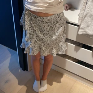 Kjol - Säljer denna fina kjolen! Den är i storlek M men går att dra åt. Passar mig som är storlek S