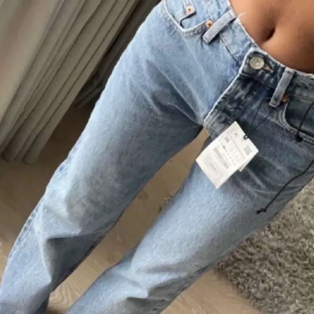 Säljer dessa skitsnygga midwaist jeans från zara, använd fåtalet gånger och i väldigt bra skick!. Jeans & Byxor.