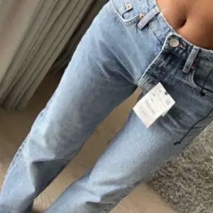 Säljer dessa skitsnygga midwaist jeans från zara, använd fåtalet gånger och i väldigt bra skick!