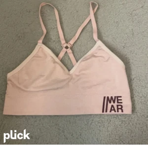 Topp - Säljer denna topp då den inte används längre. Pris går att diskutera. Skriv privat för bättre bilder. 