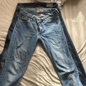 Acne jeans  - Skit snygga acne jeans. Vill bara få bort allt från garderoben så säljer allt till billigt pris