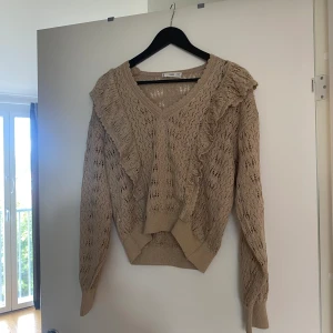 Guldig tröja  - Superfin stickad tröja i guldfärg.