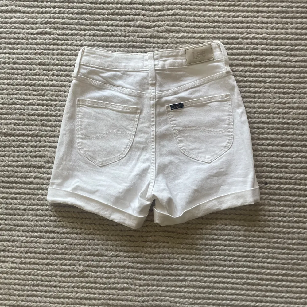 Vita jeans shorts från Lee i strl 25. Shorts.