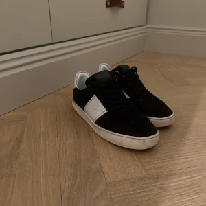 Flycrews  - Flycrews i storlek 37 passar (38) Dustbag följer med och om du har några frågor e det bara och höra av sig 