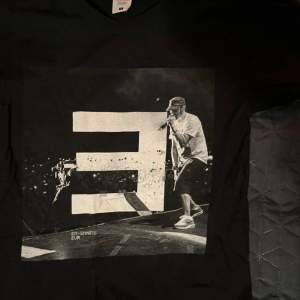 Eminem tröja ifrån hans tour 2018  Fick den av en kompis då den var för liten för honom och nu är den för liten för mig Väldigt sällan använd  Priset kan diskuteras vid snabb affär 😁
