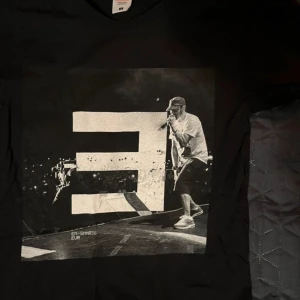 Eminem 2018 tour t shirt  - Eminem tröja ifrån hans tour 2018  Fick den av en kompis då den var för liten för honom och nu är den för liten för mig Väldigt sällan använd  Priset kan diskuteras vid snabb affär 😁