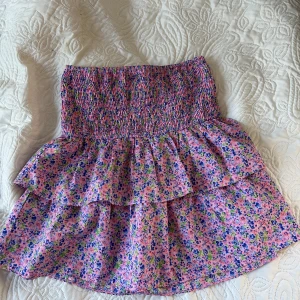 Blommig kjol - Den här kjolen är ifrån vero moda och är använd 3 gånger och är i jätte bra skick!!❤️❤️
