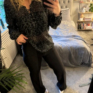 Blus - Blus från ginatricot i storlek 38, genomskinlig men jätte fin med ett linne under!! 