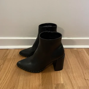 Svarta stövlar - Oklart vart dom är köpta men i mycket bra skick då dom ej är använda!