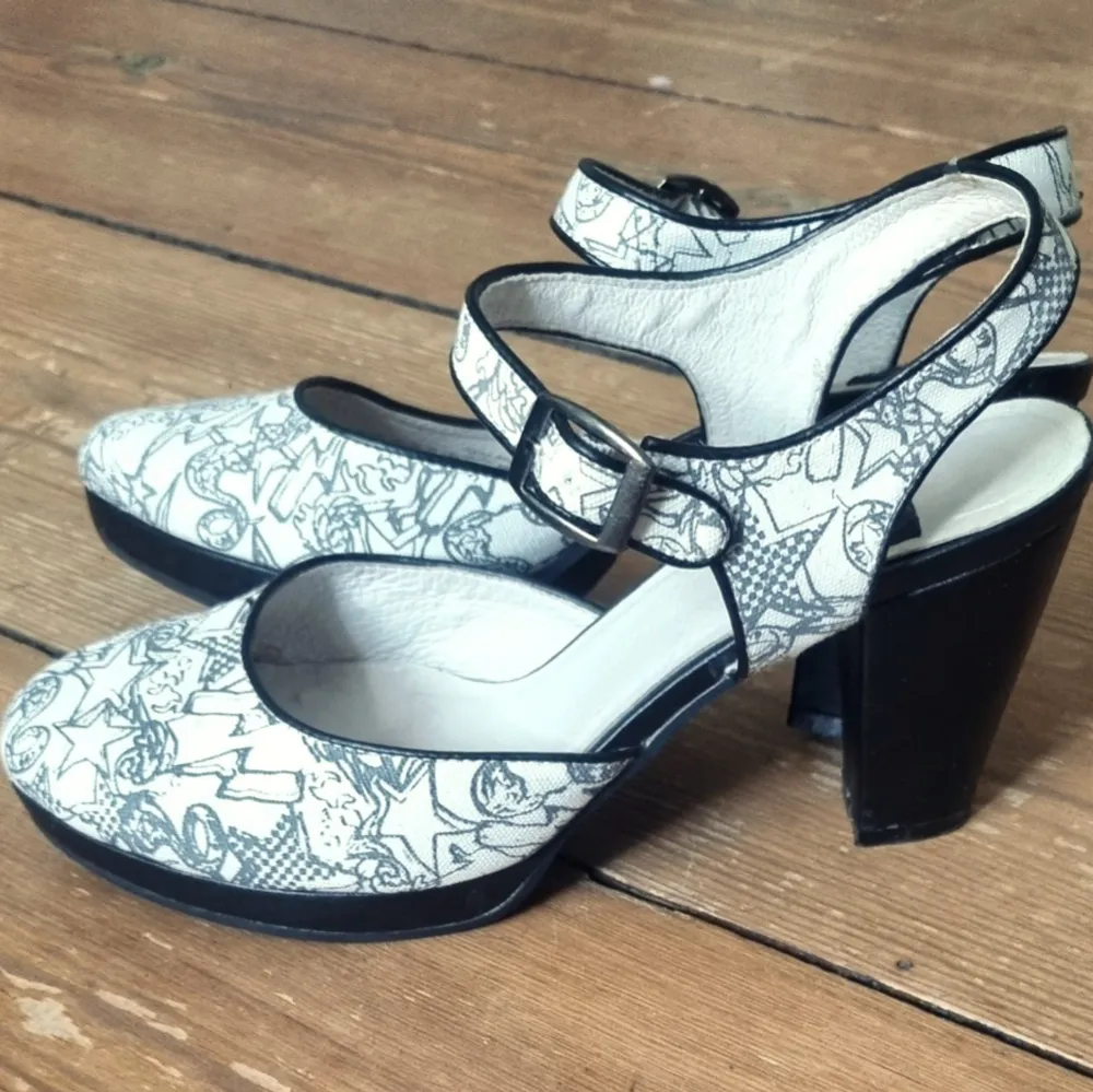 Pumps använda en gång från Vagabond. Tyg på ovansidan annars är allt i läder. Klackhöjd 9,3 cm & sula 1,7 cm. Från sent 90-tal.. Kengät.