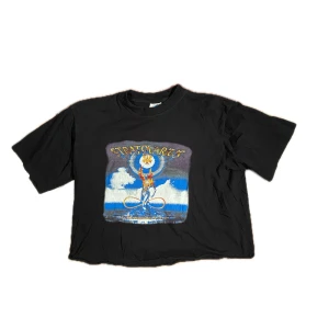 Vintage t-shirt - Tisha i mycket fint skick. Croppad så den har väldigt boxy passform, passar S/M trots att lappen säger XL