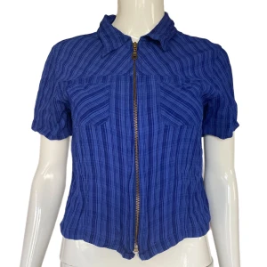 Kortärmad tröja  - En rutig kortärmad zip up tröja i fint skick. Vet ej märke. MÅTT: Axel till axel 39cm, ärmlängd 17/18cm, armhåla till armhåla 43cm & längd (från armhåla och ner) 25cm 