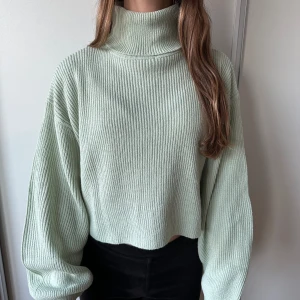 Grön stickad tröja - Säljer denna ljusgröna stickade tröja. Använt enstaka gånger. Ordinariepris 299kr, säljer för 150kr✨🤍