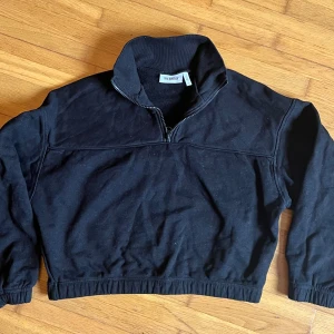 Weekday Sweatshirt  - Weekday sweater med quarterzip, nyskick. Ordinarie pris : 350kr