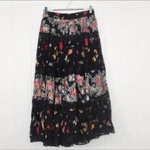 Kjol med blommor - Fint skick  Nyskick Strl 36  