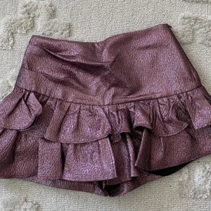 Volangkjol - Säljer denna fina volangkjol från Zara i storlek S🩷🩷