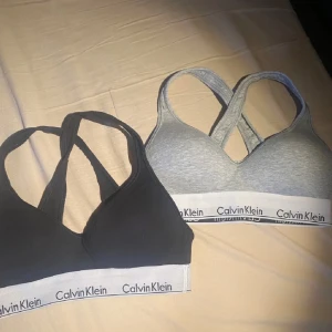 Calvin Klein bh-ar - Säljer dessa två jättesköna och nyskick som jag köpte för några månader sedan på plick, men de passade tyvärr inte mig. Nypris - 500 kr styck. Säljer för 400 kr, man får gärna köpa i stycke för 250 kr.🤍 (Inte mina bilder).