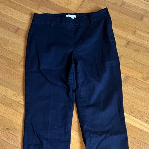 Mörk Blå Chinos  - Chinos från H&M i storlek S/XS. Som ny