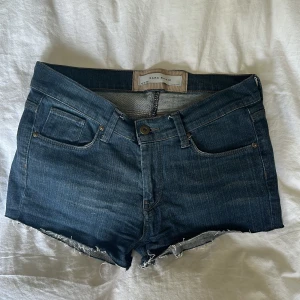 Jeans shorts - Gammal modell lågmidjade jeansshorts från zara, Skriv för mer bilder 