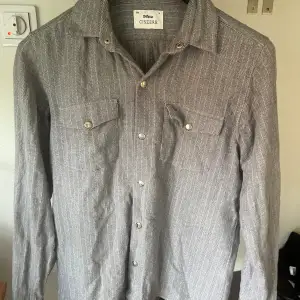 Bomullsskjorta av Ciszere i storlek M. Inga defekter eller tecken på använding. Använd ett fåtal gånger och i ett väldigt fint skick. Pris kan diskuteras 