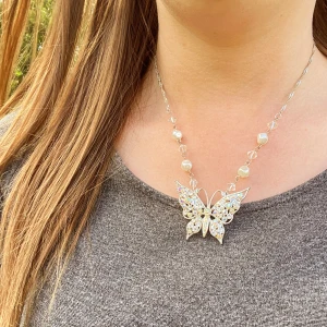Halsband  - Vackert halsband med fjäril som glittrar med rhinestones  Okänt material 